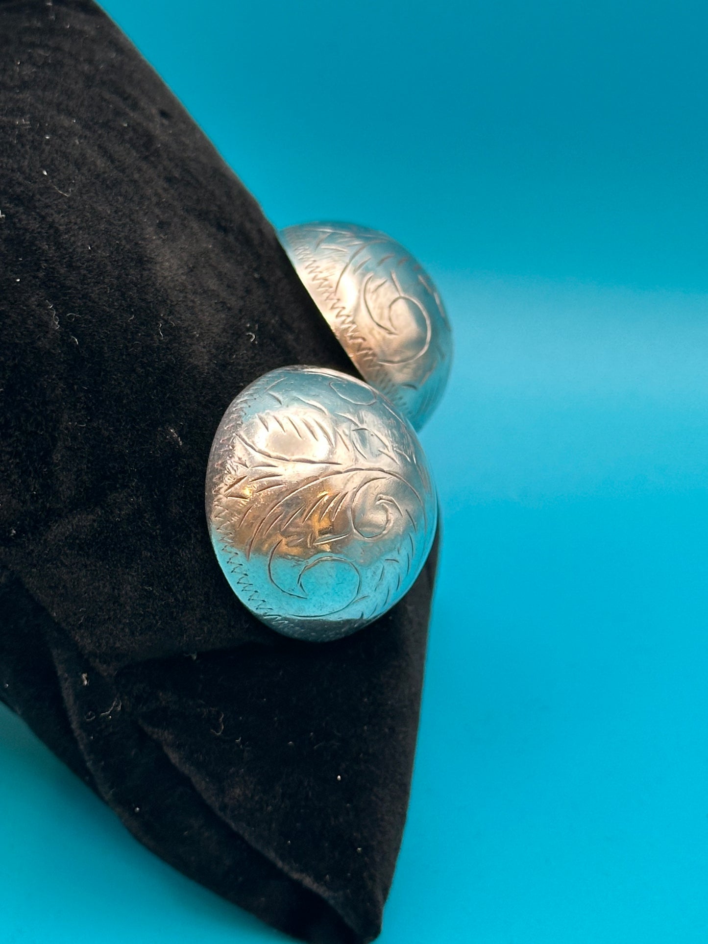 Vintage silver 925 etched paisley dome earrings