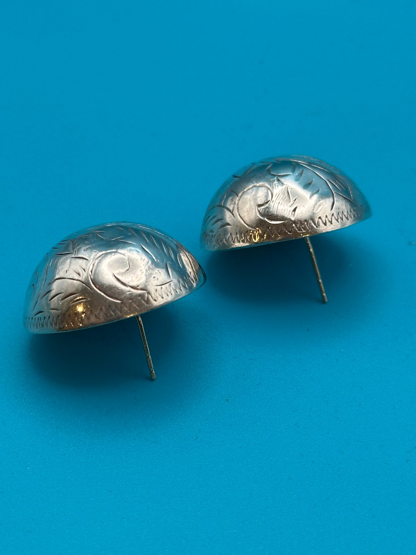 Vintage silver 925 etched paisley dome earrings