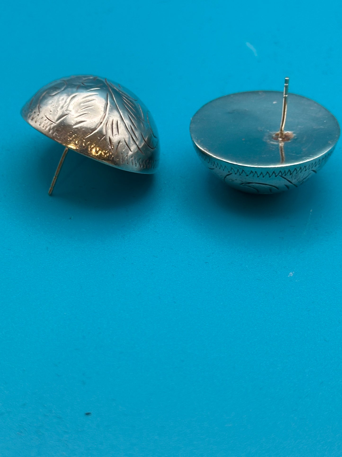Vintage silver 925 etched paisley dome earrings