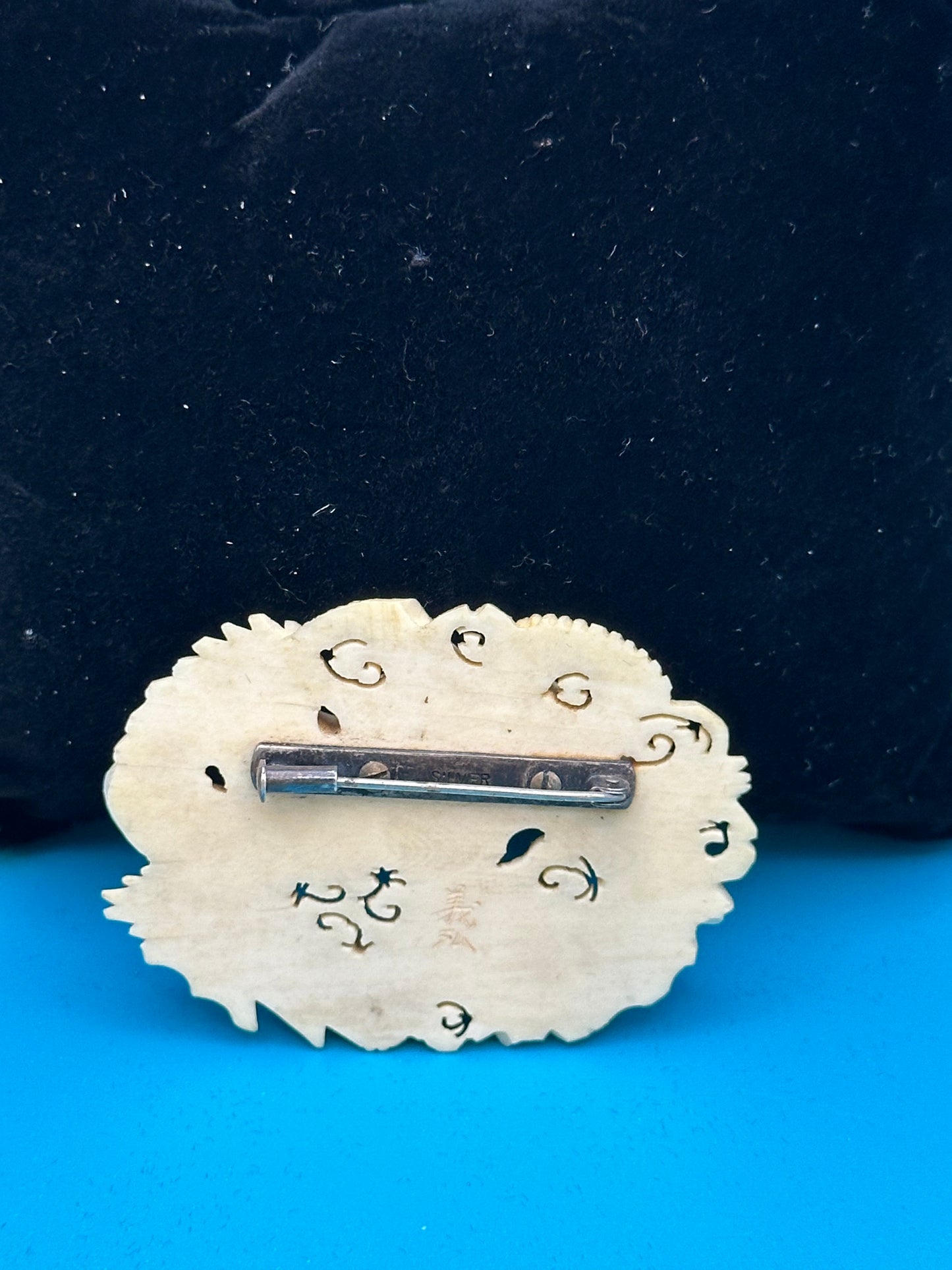 Antique ivory brooch/pin