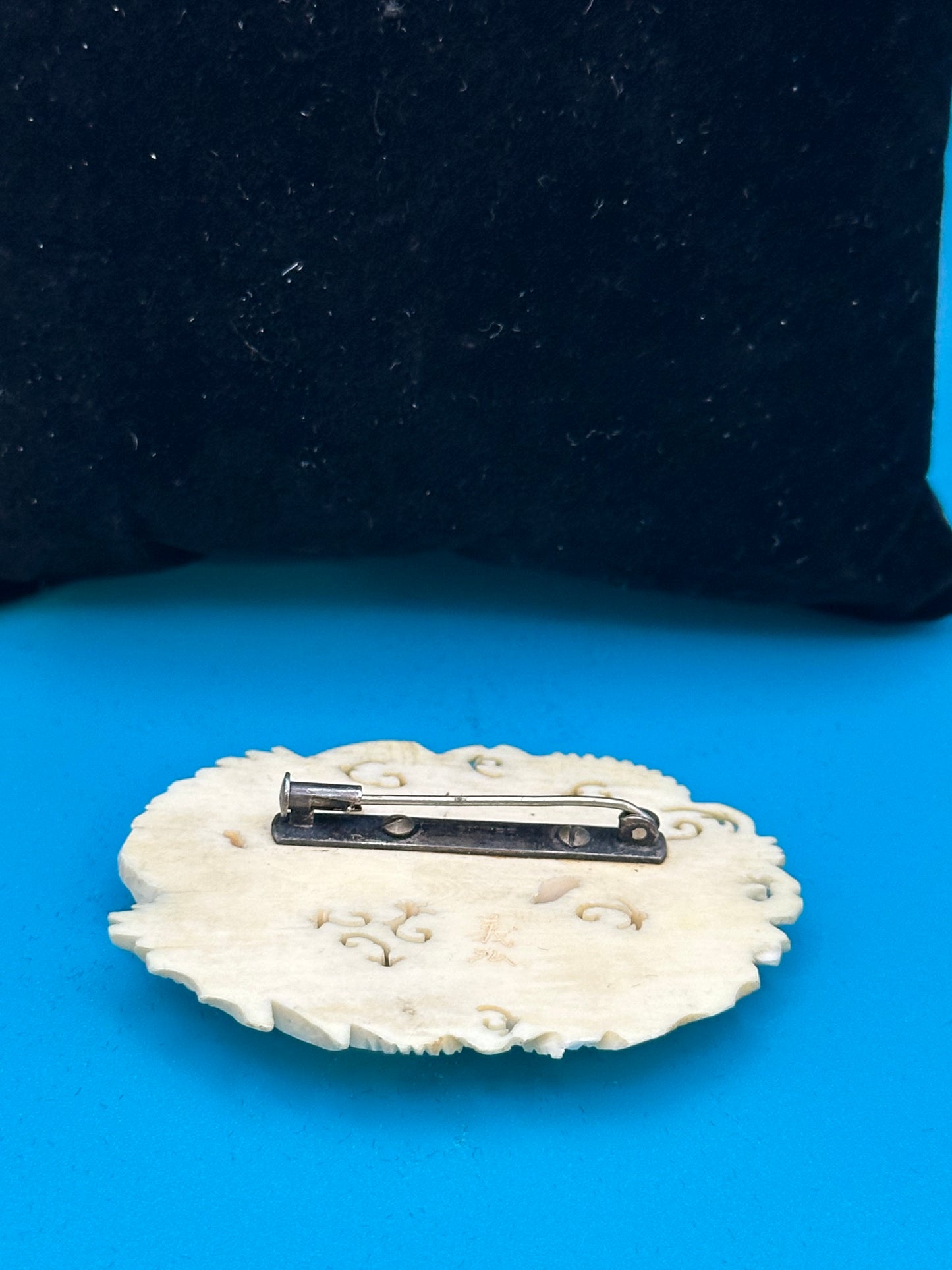 Antique ivory brooch/pin