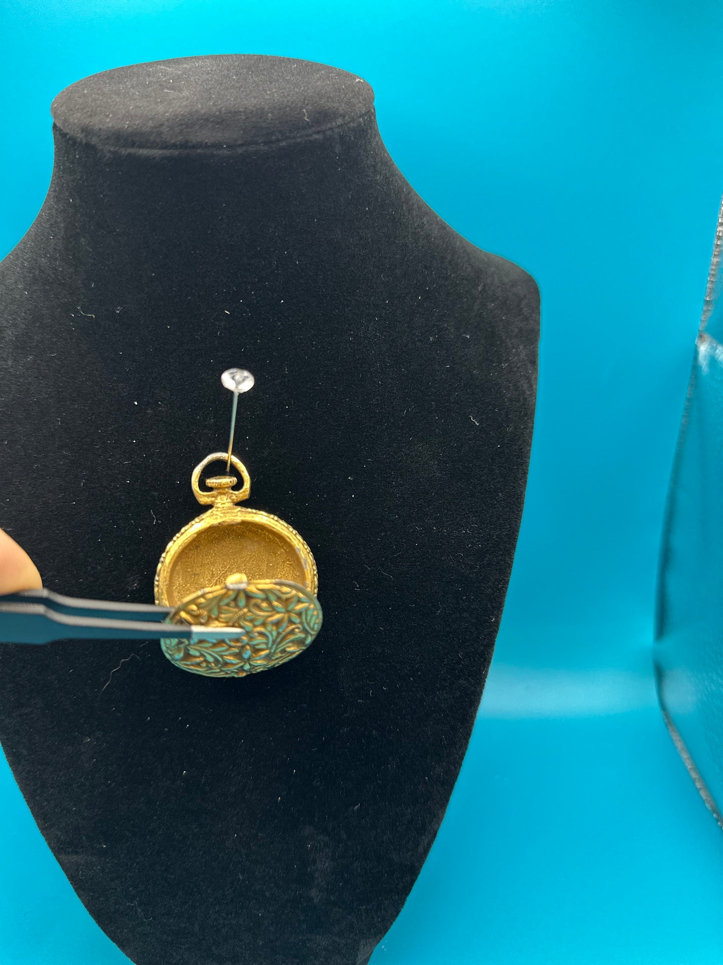 Gold metal Flower locket
