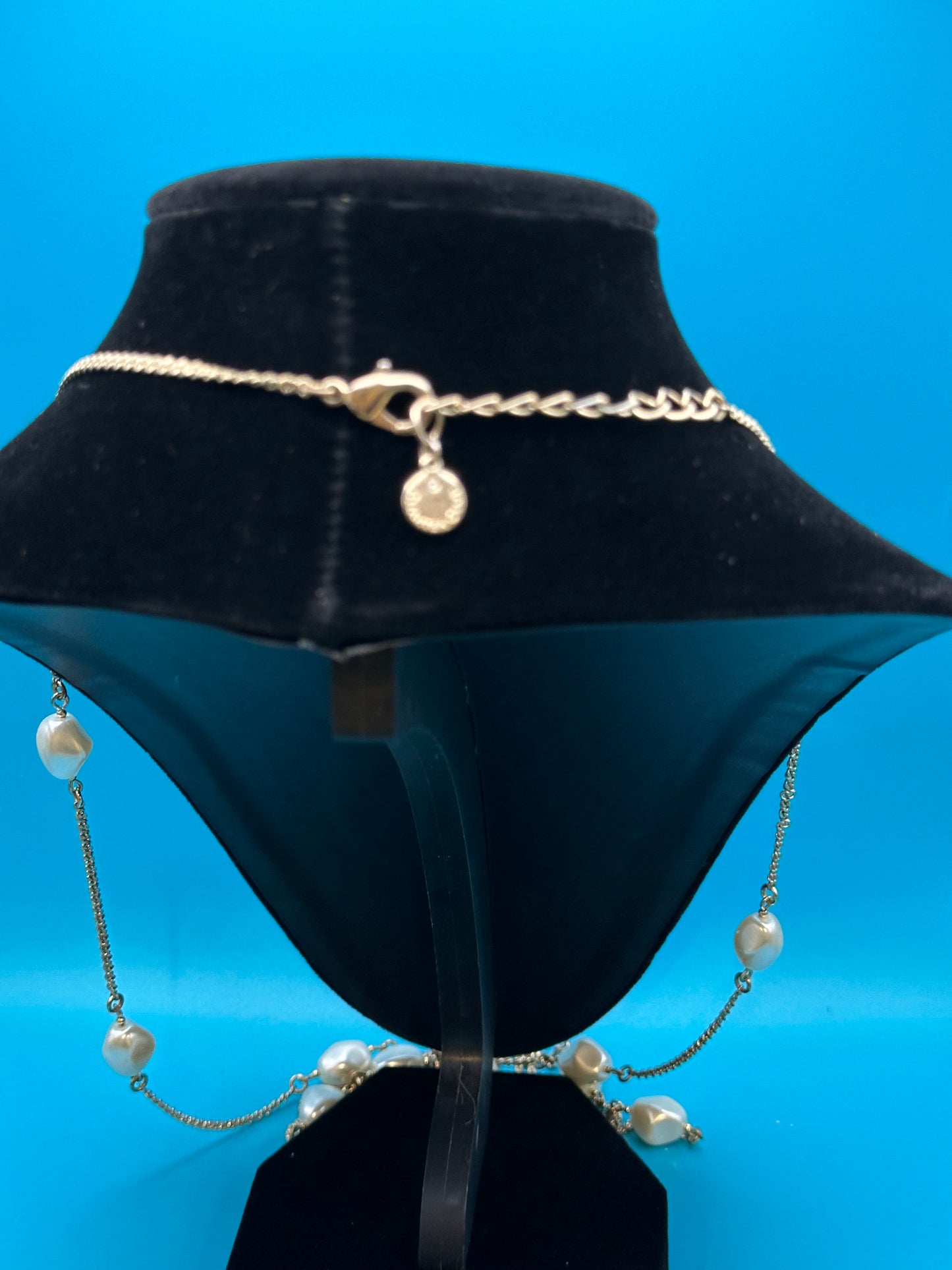 Pearl and silver metal necklace
