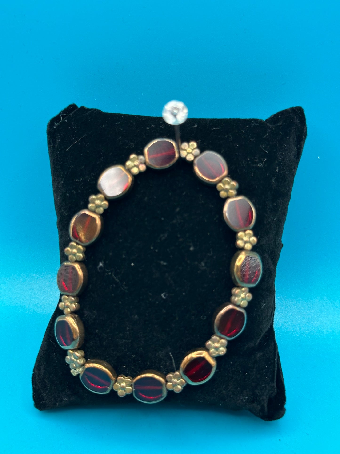 Red glass and flower bead elastic bracelet
