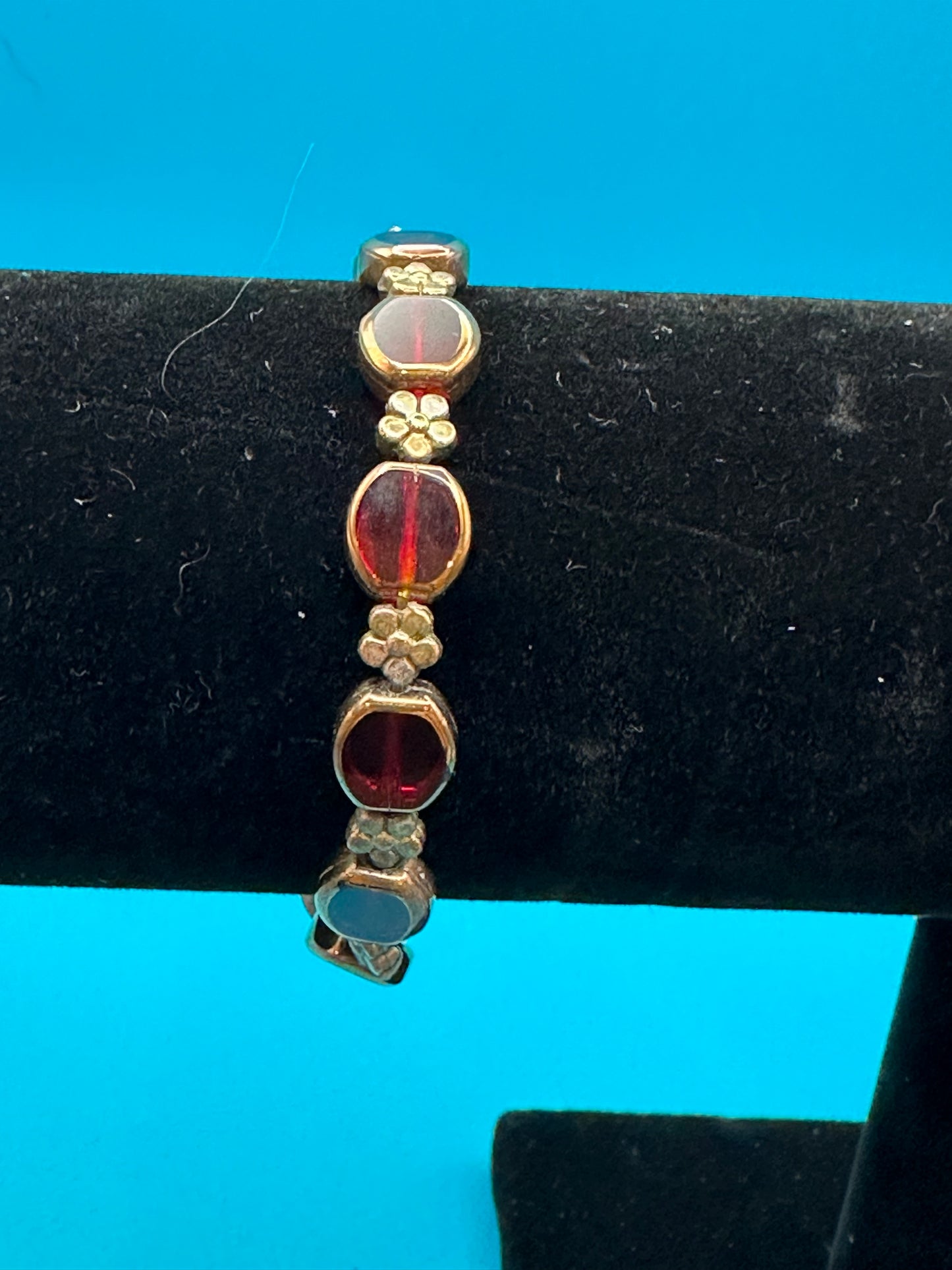 Red glass and flower bead elastic bracelet