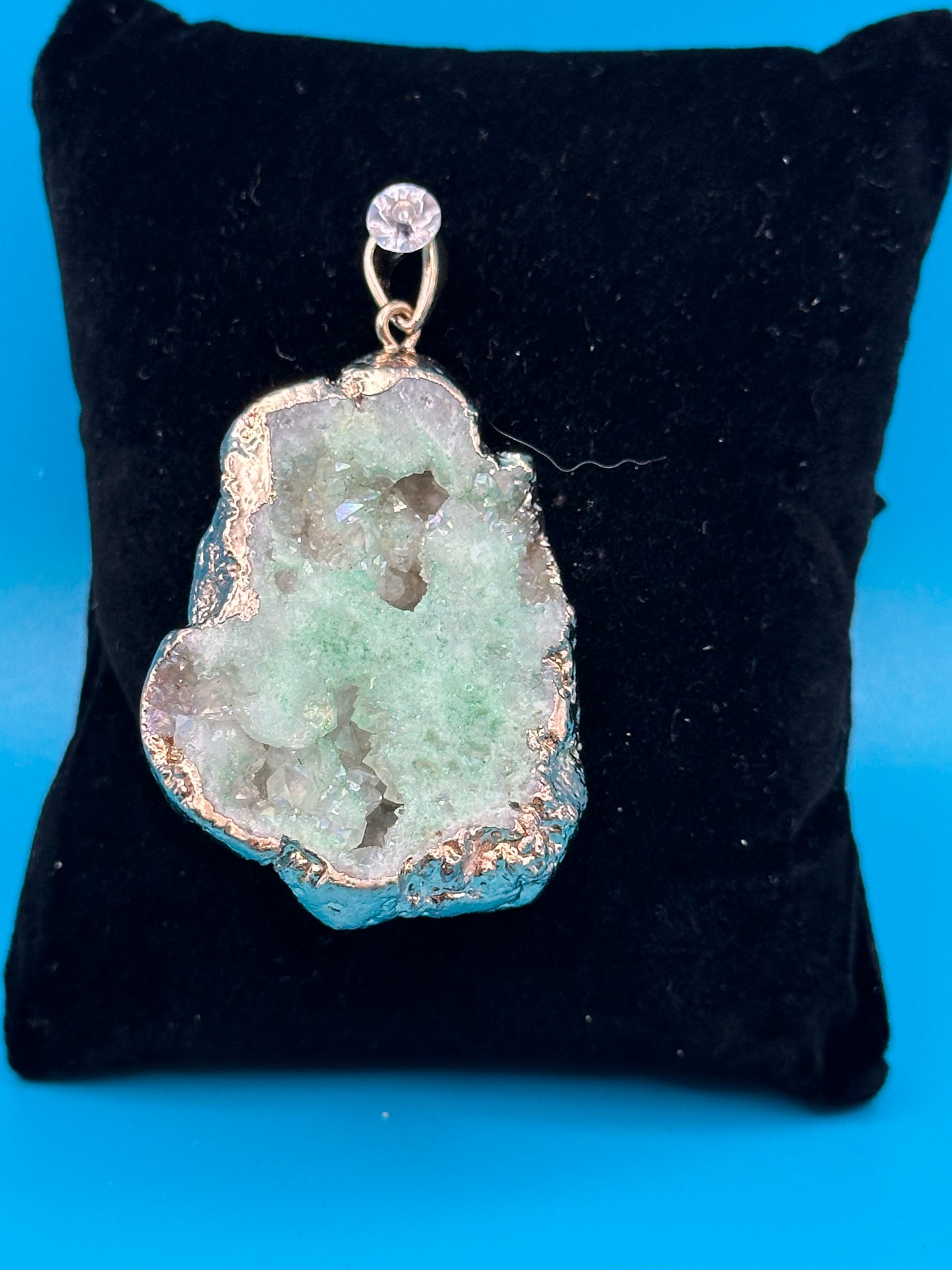 Fashion-style druzy pendant