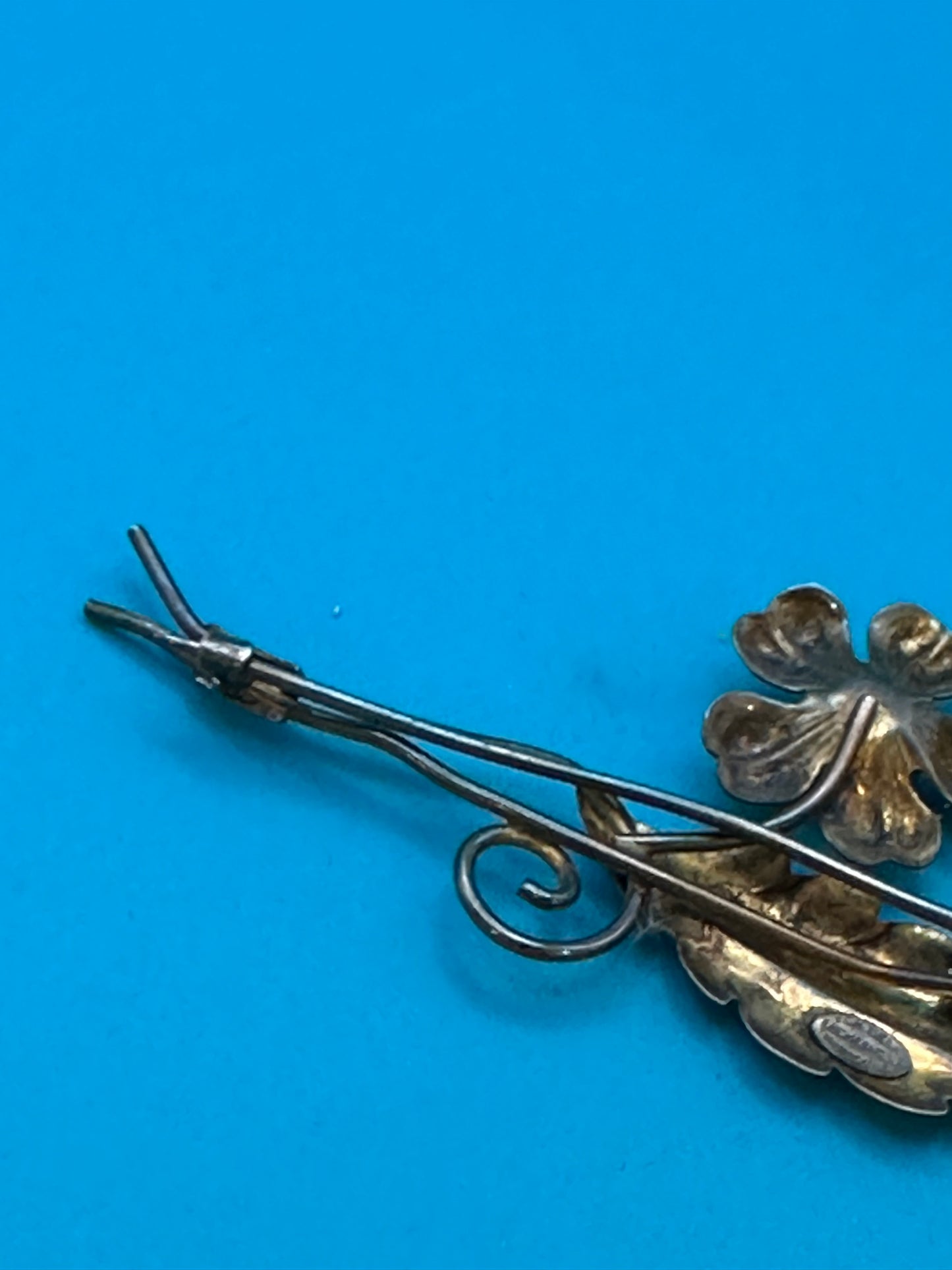 Vintage Van Dell flower brooch