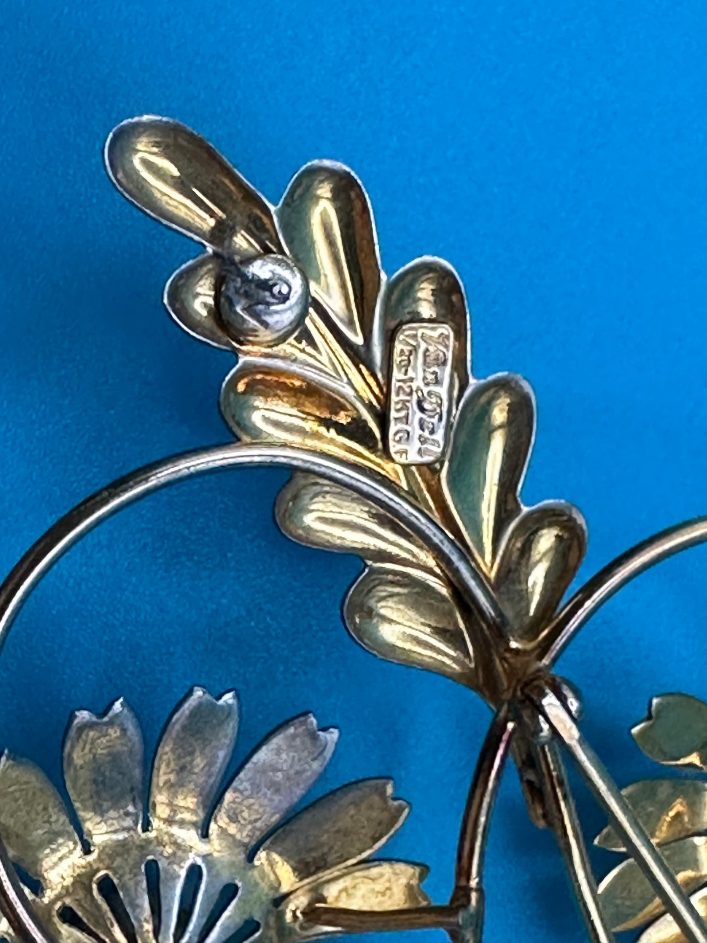 Vintage Van Dell flower brooch