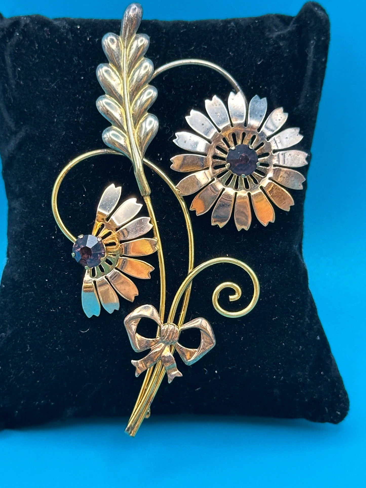 Vintage Van Dell flower brooch
