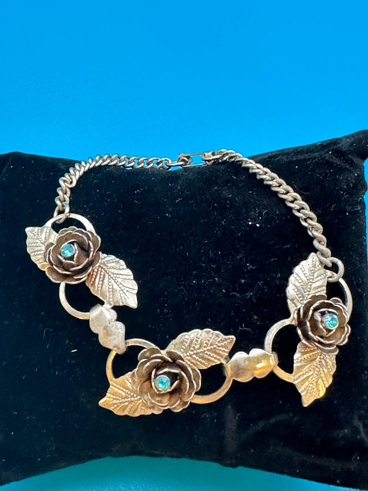 Vintage three-flower necklace and bracelet set