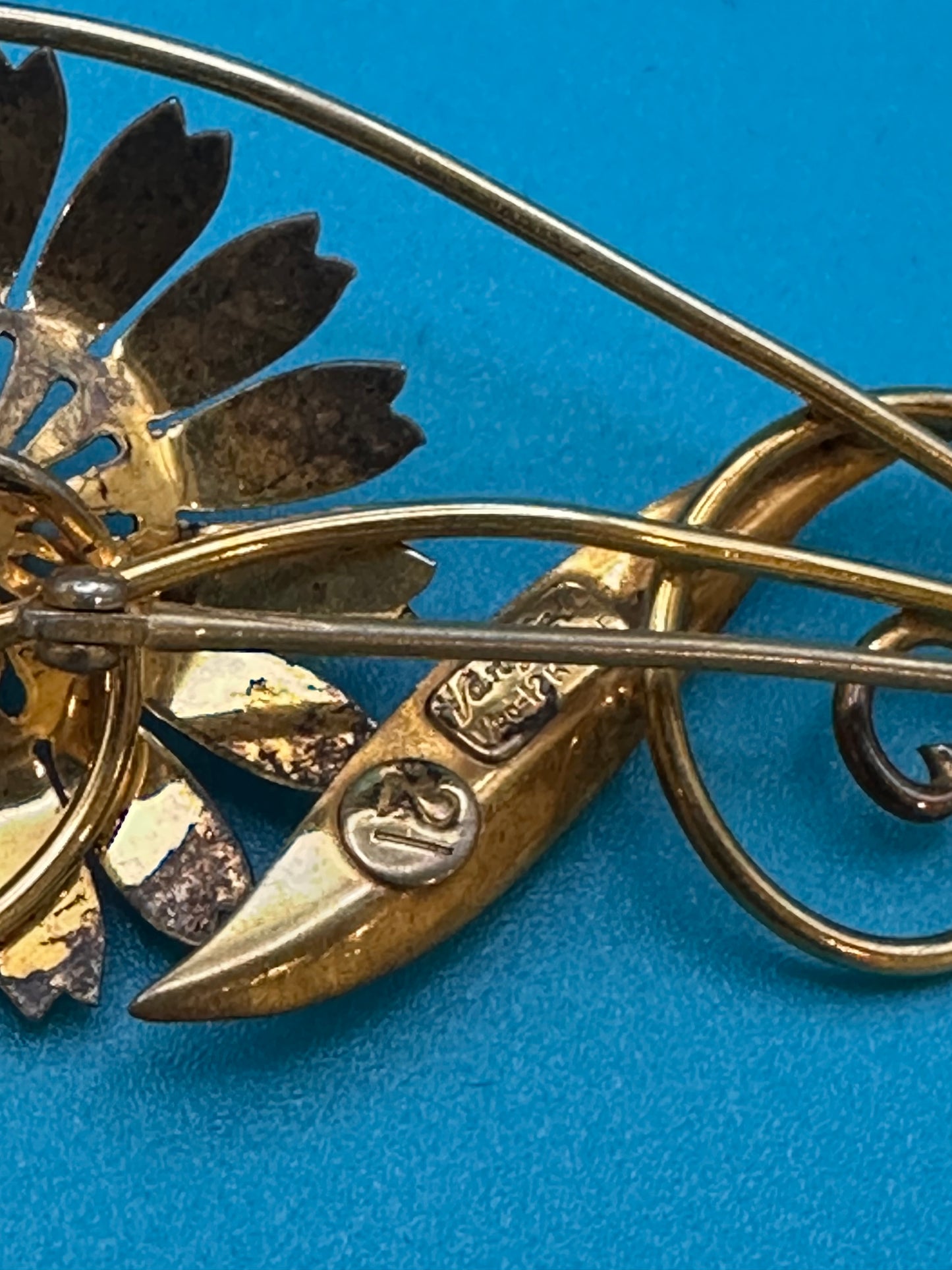 Vintage Van Dell flower brooch