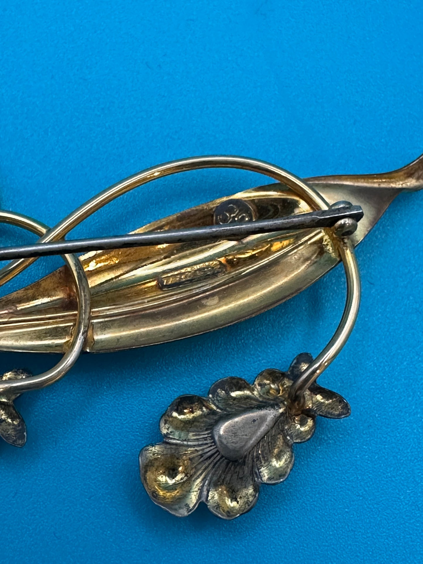 Vintage Van Dell flower brooch
