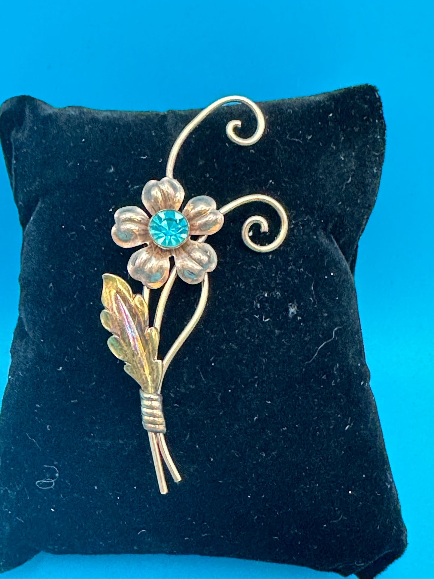 Vintage Van Dell flower brooch